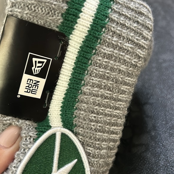 NFL JETS men’s cuffed knit hat with pom pom knit runner - Picture 4 of 4